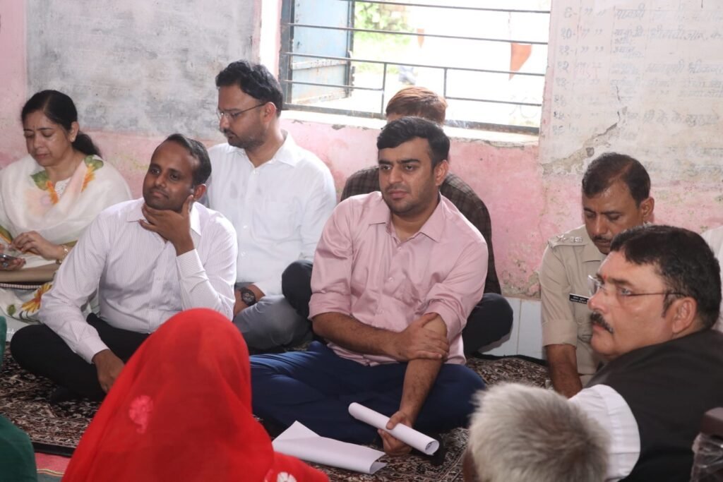 संवेदनशीलता की अनूठी मिसाल: ज़मीन पर बैठकर ग्रामीणों के बीच पहुँचे नवागत कलेक्टर पार्थ जायसवाल, धुरवार में चौपाल लगाकर सुनीं समस्याएँ 1 d67aabcd 67c5 43ab b871 2b74798573fb