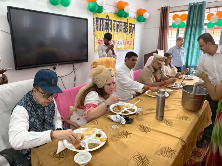 कलेक्टर श्रीमती मुखर्जी ने प्रधानमंत्री पोषण योजना अंतर्गत आयोजित विशेष भोज में छात्रों के साथ भोजन किया d7a56954 24af 4248 84a8 e353655b7192