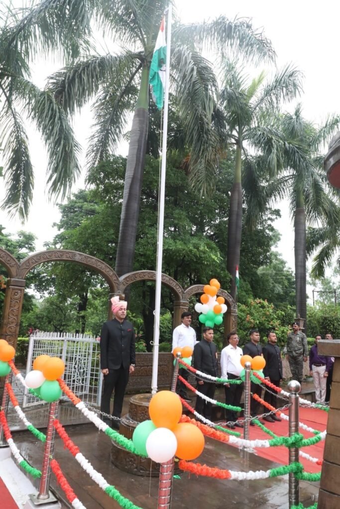 कलेक्टर श्री तिवारी ने किया निज निवास और कलेक्ट्रेट में ध्वजारोहण 1 dd027b73 51b7 4bad b8c8 d1dcd9472969