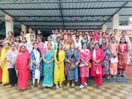 मातृत्व की जिम्मेदारी के बीच शिक्षा का जुनून, नवजात को साथ लेकर परीक्षा देने पहुंचीं महिलाएं f5988ec2 2f89 4eef b29a 4c3862c8f573