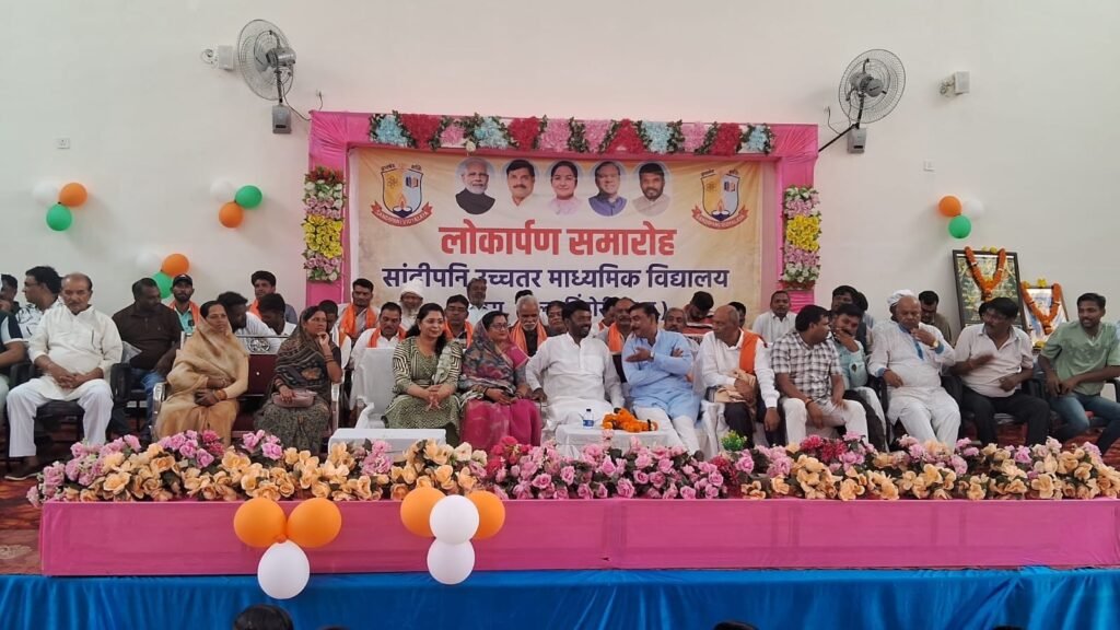लोकार्पण दो-दो, सड़क एक भी नहीं! सांदीपनि विद्यालय में श्रेय की सियासत पर सवाल 1 fc34ff98 7665 4a91 b128 7032bc6b758e
