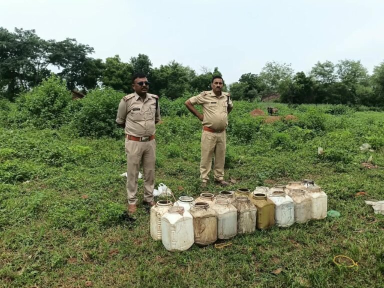 कच्ची शराब के ठिकानों पर पहुंची विजयराघवगढ़ पुलिस 19363e9c cfb0 4aad bd2d 0b908d089d38