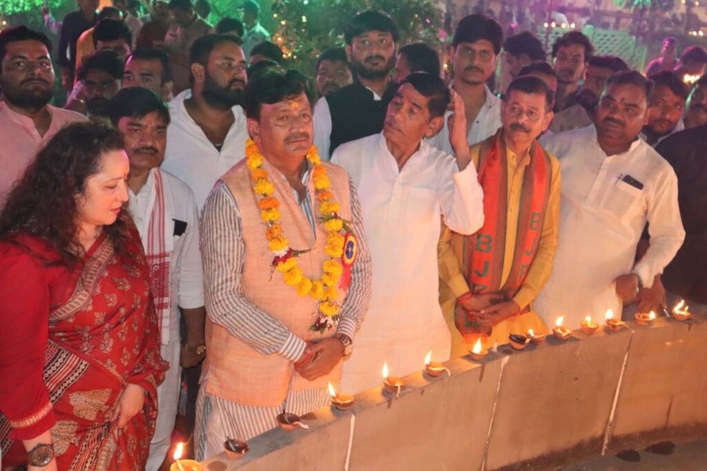 सांसद श्री सिंह,विधायक श्रीकांत चतुर्वेदी , कलेक्टर श्रीमती मुखर्जी की उपस्थिति में मां शारदा मंदिर में कार्यक्रम आयोजित हुआ 2 22619ac3 0b59 42d1 9e23 6d176b86889f