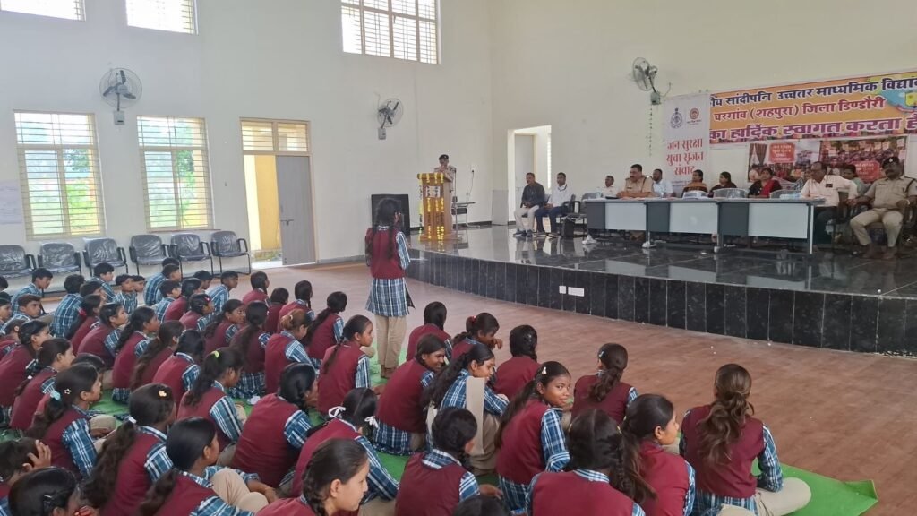 विद्यार्थियों से रूबरू हुए एसपी, कानून से लेकर साइबर सुरक्षा तक समझाए अधिकार और जिम्मेदारियां 1 290f0dc3 8105 4138 b210 de81e0548e31