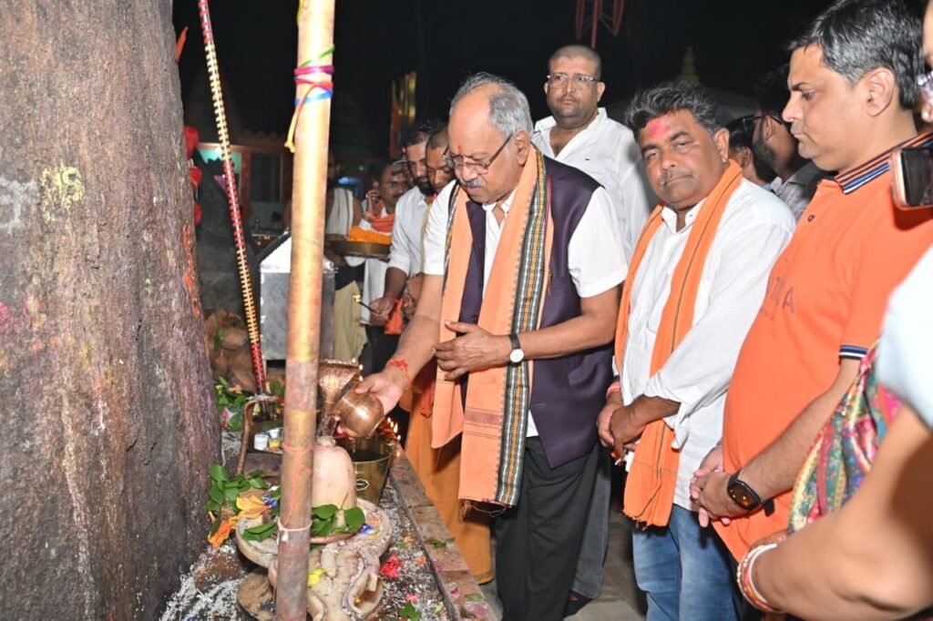 25 हजार दीपों से जगमगाया भूतेश्वरनाथ धाम, ‘आशीर्वाद का दीया’ में उमड़ी जनभागीदारी 3 2c0c3f32 3151 4eef a947 ea81d8dff515