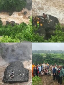 छिंदवाड़ा पुलिस एवं SDRF द्वारा कुकड़ीखापा में 150 फीट नीचे बहाव में फंसे नागपुर के 4 पर्यटकों का सफल रेस्क्यू 33b3d98c 4dd2 4806 bf1b 5d1e292581ab