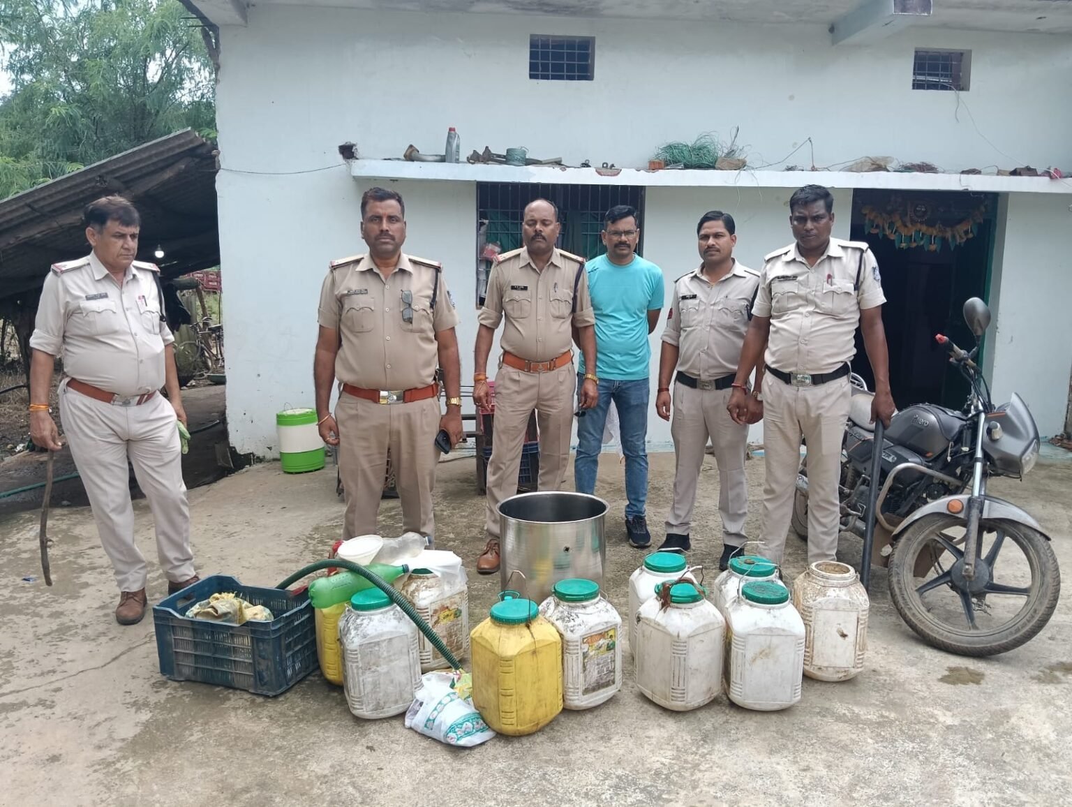 निवार पुलिस की ताबड़तोड़ कार्यवाहियो से मचा हड़कम्प अवैध शराब विक्रय एवं निर्माण के विरुद्ध निवार पुलिस की बड़ी कार्रवाई निवार पुलिस ने भारी मात्रा में महुआ लाहन नष्ट किया एवं अवैध शराब 15 लीटर जब् 69d32d99 ecc1 4c00 8fef 1d3d8ca00c32