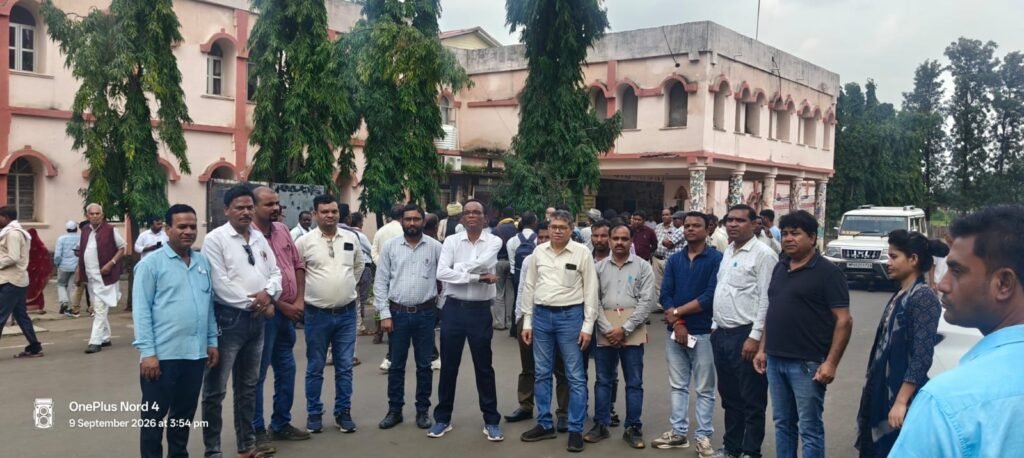 आउटसोर्स कर्मचारी को परियोजना अधिकारी का प्रभार देने पर उठे सवाल, इंजीनियरों ने खोला मोर्चा 1 807d0068 731f 49ca 98e0 bfc54fec58d2