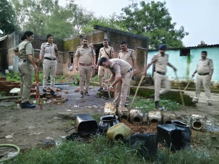 कुठला पुलिस की ताबड़तोड़ कार्यवाहियो से मचा हड़कम्प अवैध शराब विक्रय एवं निर्माण के विरुद्ध कुठला पुलिस की बड़ी कार्रवाई कुठला पुलिस ने करीब 3 क्विंटल महुआ लाहन नष्ट किया एवं अवैध शराब जब् 8b9287dd b6d6 4e3d be67 55d3cb4503a3