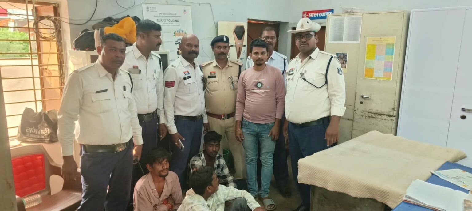 लूट कर भाग रहे तीन आरोपी यातायात पुलिस की तत्परता से गिरफ्तार 9aca7ad4 4b66 48ae a669 1c2e406b25f0 7
