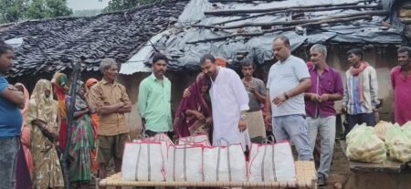 चित्रकूट में बाढ़ पीड़ितों के घर-घर पहुंच रही राहत सामग्री WhatsApp Image 2026 09 02 at 11.26.51