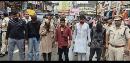 शहर में शांति के लिए पुलिस का बड़ा संदेश: दंगाइयों को पैदल घुमाया, बोले – अब बर्दाश्त नहीं होगा उपद्रव WhatsApp Image 2026 09 02 at 18.06.13