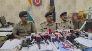 क्राइम ब्रांच की बड़ी कार्रवाई: 2 तस्कर गिरफ्तार, 3 पिस्टल, 1 कट्टा और स्कूटी जब्त WhatsApp Image 2026 09 04 at 07.08.06 1