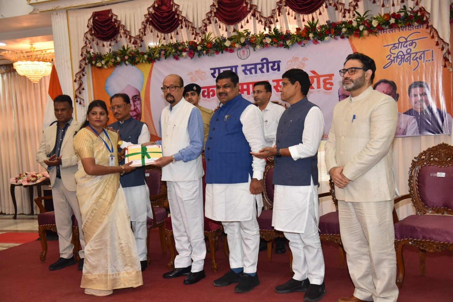 शिक्षक दिवस पर गरियाबंद का गौरव बढ़ा, ओमेश्वरी साहू राज्य स्तरीय शिक्षक सम्मान से सम्मानित WhatsApp Image 2026 09 06 at 11.29.51