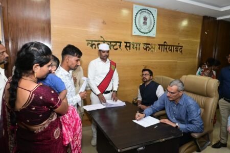 कलेक्टर ने जनदर्षन में 46 नागरिकों की समस्याएं सुनीं और त्वरित निराकरण के निर्देश दिए WhatsApp Image 2026 09 08 at 17.02.58