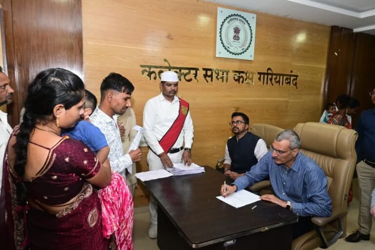 कलेक्टर ने जनदर्षन में 46 नागरिकों की समस्याएं सुनीं और त्वरित निराकरण के निर्देश दिए WhatsApp Image 2026 09 08 at 17.02.58