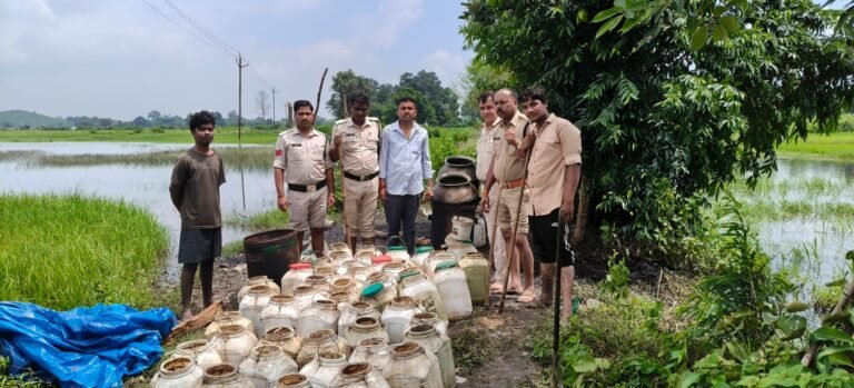 निवार पुलिस की हो रही लगातार ताबड़तोड़ कार्यवाहियो से मचा हड़कम्प अवैध शराब विक्रय एवं निर्माण के विरुद्ध निवार पुलिस की बड़ी कार्रवाई निवार पुलिस ने 3 क्विंटल महुआ लाहन नष्ट किया एवं अवैध शराब 30 लीटर जब्त WhatsApp Image 2026 09 14 at 17.34.58