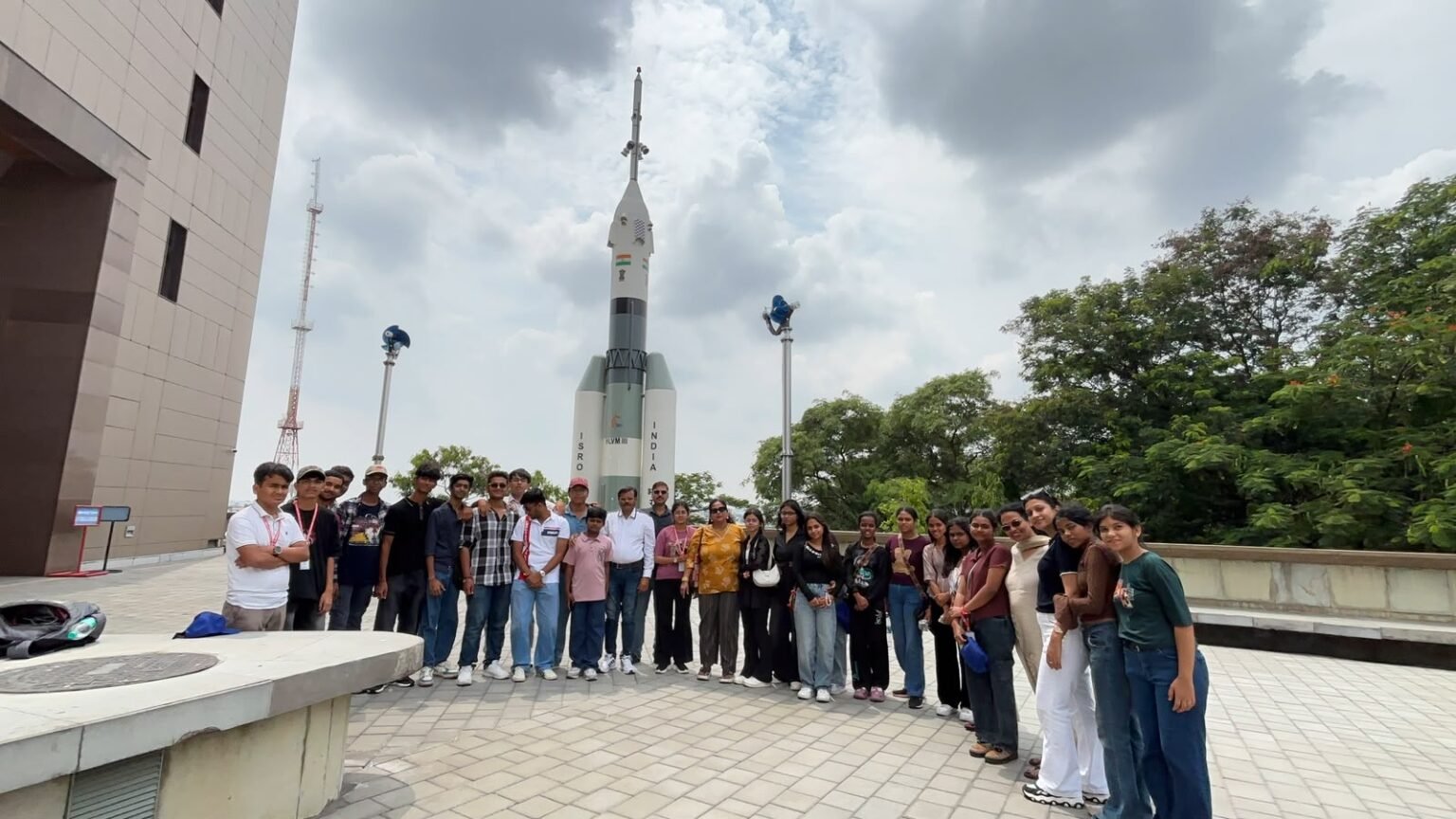 प्रणवानंद अकादमी के विद्यार्थियों ने हैदराबाद शैक्षणिक भ्रमण में जाना इतिहास, विज्ञान और सिनेमा का संसार WhatsApp Image 2026 09 16 at 15.13.45 1