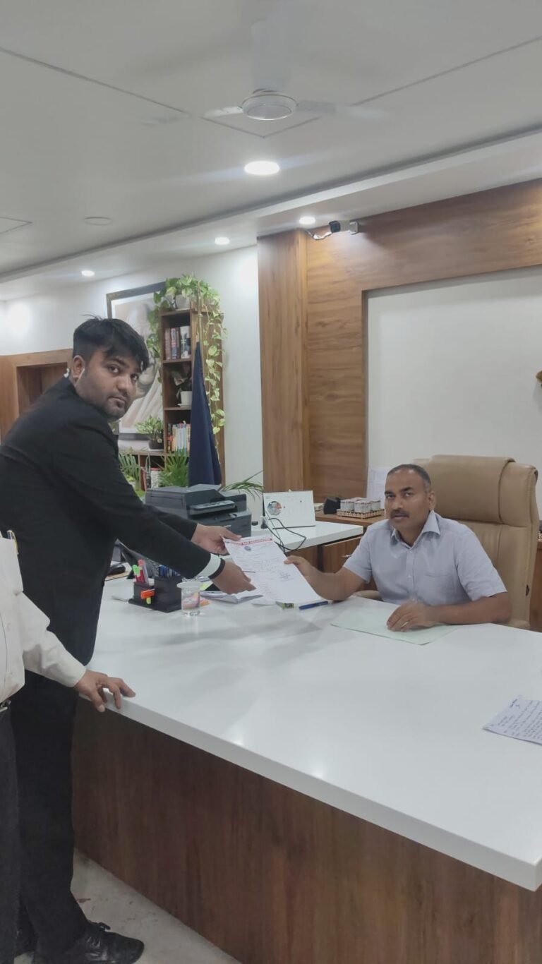 शीर्षक: श्रीराम कॉलेज की फीस फर्जीवाड़े में नया मोड़: पुत्र पर ‘फर्जी FIR’ और शारीरिक शोषण का आरोप लगाकर एसपी दफ्तर पहुंचे अधिवक्ता त्रिलोक सिंह ठाकुर WhatsApp Image 2026 09 17 at 16.40.33