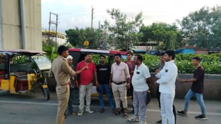 मैजिक वैन एवं ऑटो चालकों को दी यातायात नियमों के पालन की समझाइश WhatsApp Image 2026 09 18 at 12.08.06 1
