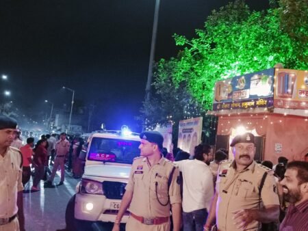 आस्था की भीड़ के बीच खाकी का पहरा: एसीपी राठौड़ और थाना प्रभारी विनय सिंह बघेल देर रात तक रहे मुस्तैद WhatsApp Image 2026 09 20 at 10.21.48