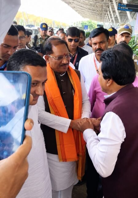भुवनेश्वर एयरपोर्ट पर मुख्यमंत्री विष्णुदेव साय का स्वागत, भाजपा मीडिया प्रभारी राजकुमार राठी ने की अगवानी WhatsApp Image 2026 09 20 at 20.28.00