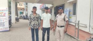 आजाद चौक के विवाद के बाद कार का पीछा कर पत्थर मारने वाले दो युवक एक घंटे में गिरफ्तार WhatsApp Image 2026 09 22 at 12.17.42
