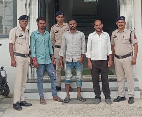 घर में घुसकर परिवार से मारपीट करने वाले तीन आरोपी गिरफ्तार WhatsApp Image 2026 09 22 at 19.50.57 1