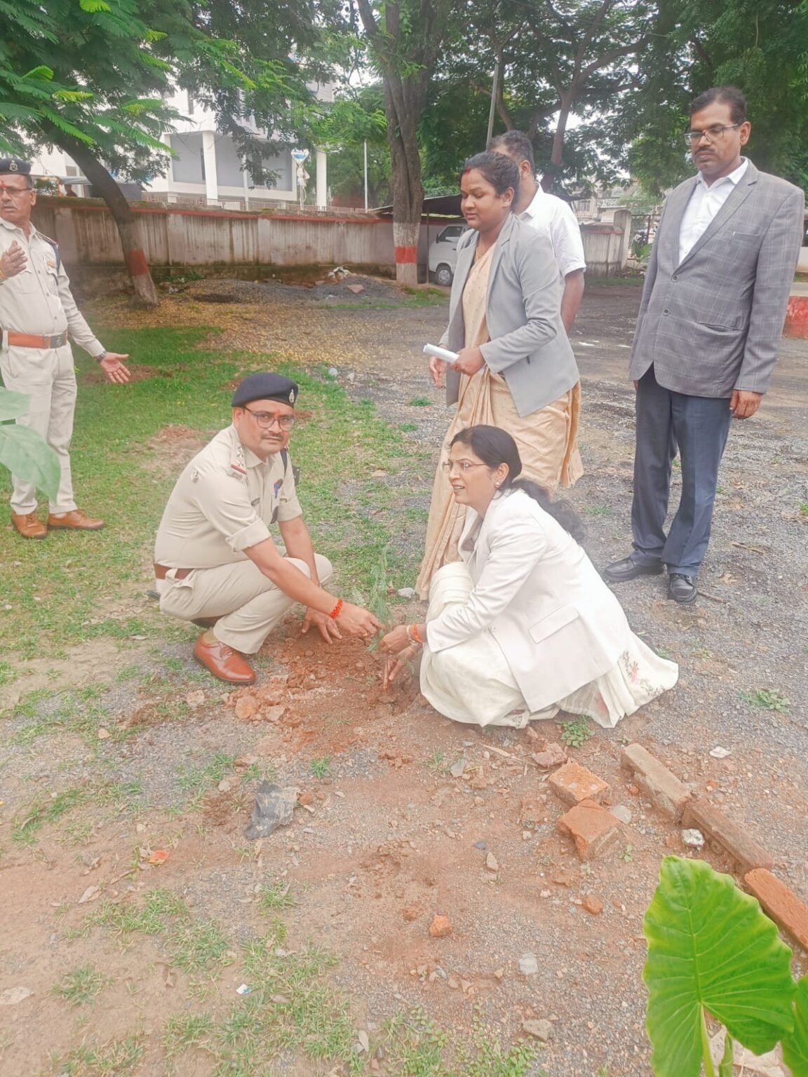मैहर, 24 सितंबर 2026। प्रधान जिला एवं सत्र न्यायाधीश, सतना श्रीमती गीता सोलंकी एवं सचिव, जिला विधिक सेवा प्राधिकरण, सतना श्रीमती रुपाली उईके द्वारा गुरुवार को उप जेल मैहर का आकस्मिक निरीक्षण किया गया। WhatsApp Image 2026 09 24 at 16.06.00