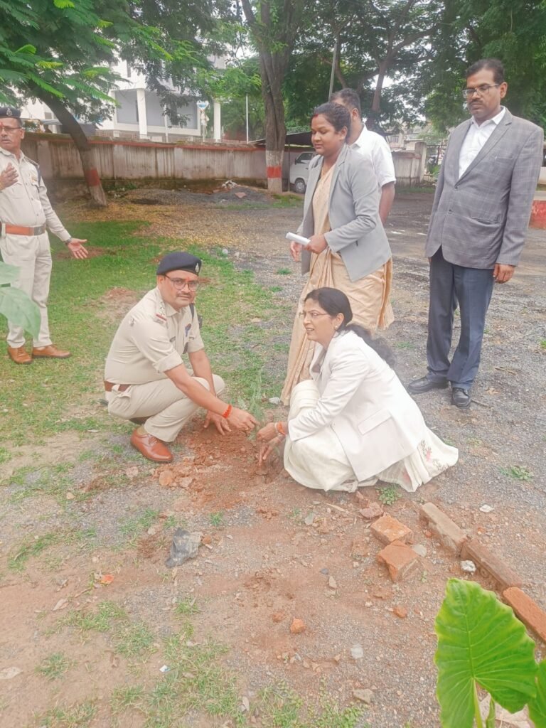 मैहर, 24 सितंबर 2026। प्रधान जिला एवं सत्र न्यायाधीश, सतना श्रीमती गीता सोलंकी एवं सचिव, जिला विधिक सेवा प्राधिकरण, सतना श्रीमती रुपाली उईके द्वारा गुरुवार को उप जेल मैहर का आकस्मिक निरीक्षण किया गया। WhatsApp Image 2026 09 24 at 16.06.00