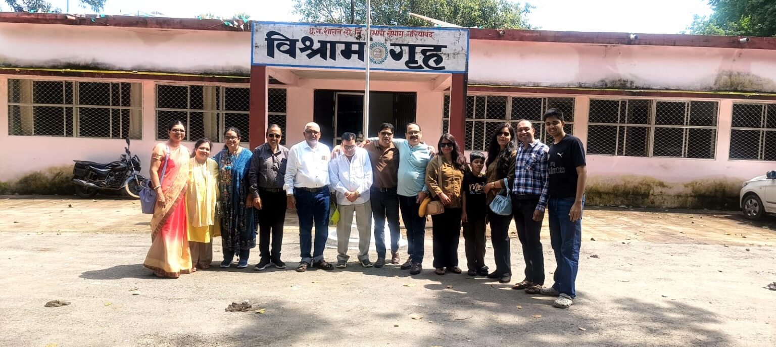गरियाबंद हाईस्कूल 1980–83 बैच का स्नेह सम्मेलन, वर्षों बाद सपरिवार मिले पुराने सहपाठी, बचपन की यादें हुईं ताजा WhatsApp Image 2026 09 27 at 14.35.53