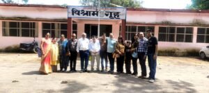 गरियाबंद हाईस्कूल 1980–83 बैच का स्नेह सम्मेलन, वर्षों बाद सपरिवार मिले पुराने सहपाठी, बचपन की यादें हुईं ताजा WhatsApp Image 2026 09 27 at 14.35.53