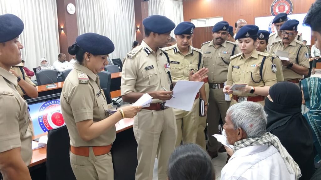 कमिश्नर ऑफिस में जनसुनवाई, 96 आवेदकों की सुनी समस्याएं WhatsApp Image 2026 09 30 at 08.04.26 1