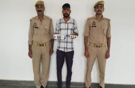 15 हजार का इनामी बदमाश गिरफ्तार, तमंचा और लूट के पैसे बरामद WhatsApp Image 2026 09 30 at 08.05.40