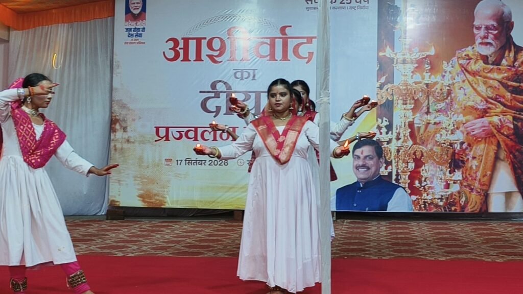 सांसद श्री सिंह,विधायक श्रीकांत चतुर्वेदी , कलेक्टर श्रीमती मुखर्जी की उपस्थिति में मां शारदा मंदिर में कार्यक्रम आयोजित हुआ 1 a094374a 0929 4c8d aff5 1893e52a91bd 1