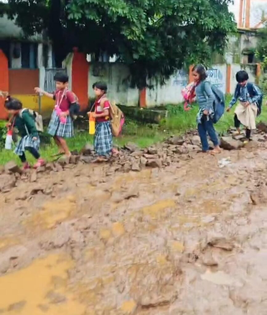 कीचड़ से जंग लड़कर स्कूल पहुंच रहे नौनिहाल, बदहाल रास्ते ने बढ़ाई मुश्किलें 1 a23a5f60 5b89 4680 98c2 bb160d85c613