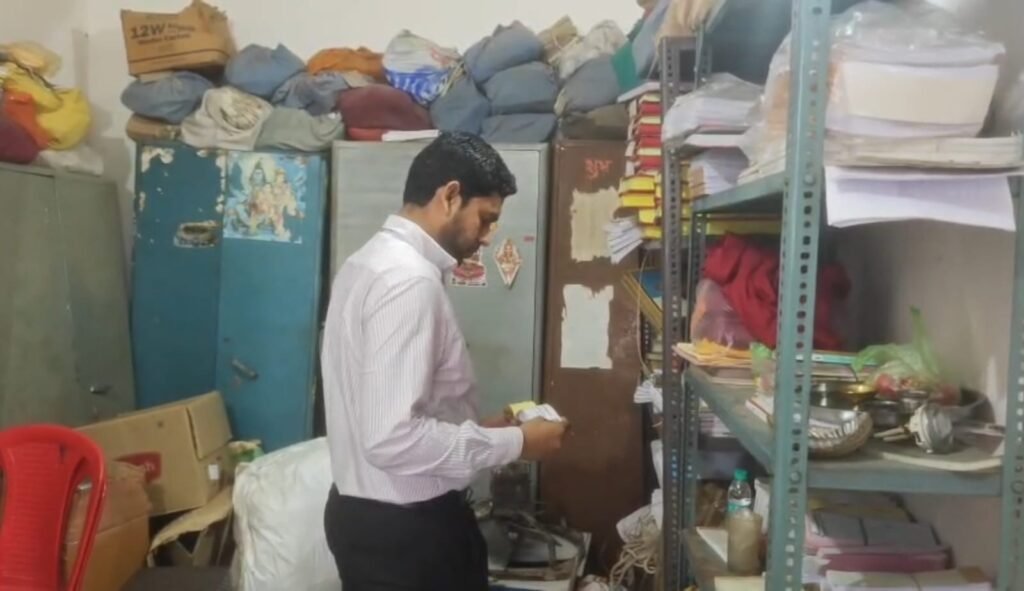 चंदेरी नगरपालिका में एसडीएम का औचक निरीक्षण कई कर्मचारी नदारद स्टोर रूम और नामांतरण कार्यों में मिली भारी लापरवाही 1 a6c09616 7e5f 42e9 aed5 8cc8f6fd57b9