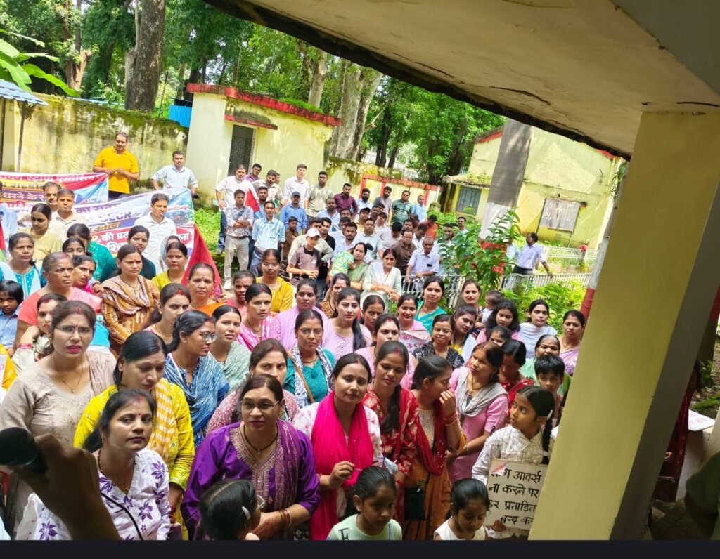 रेलवे प्रशासन की मनमानी के खिलाफ फूटा गुस्सा 2 b56ed67c 95f1 497c 8792 df4de3de07de