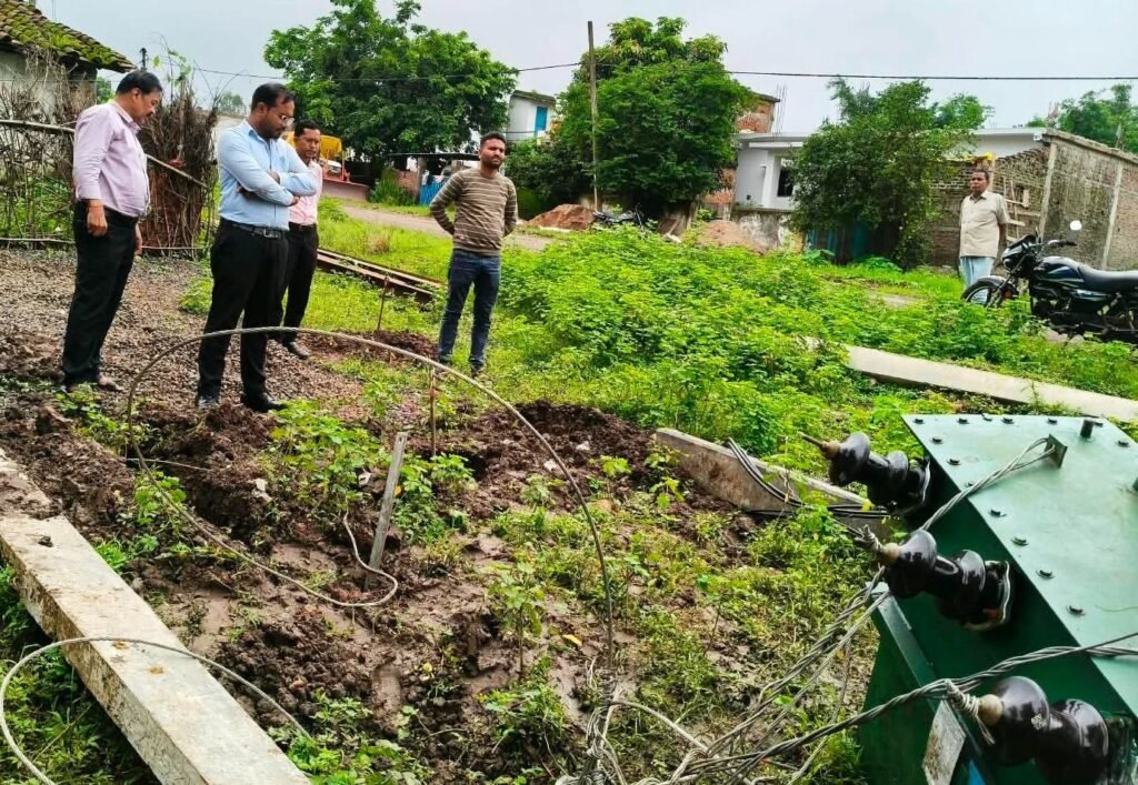 बिना बेसमेंट गाड़ दिए खंभे, बारिश में धड़ाम हुआ ट्रांसफार्मर 1 bb56a342 7a00 4920 a4f7 a5f27b7b08b5