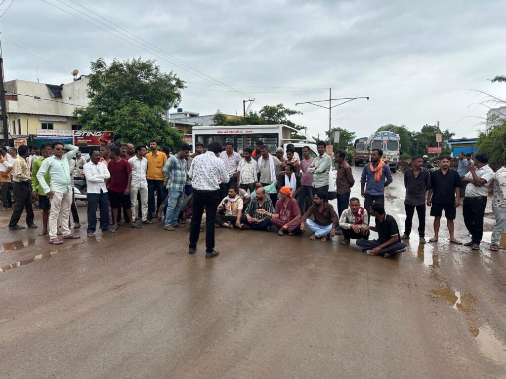 सड़क निर्माण में सुरक्षा व्यवस्था को लेकर शिवसेना का चक्काजाम, डॉ. आनंद मल्होत्रा के नेतृत्व में उठी आवाज 3 c2a57a56 f0f5 4a92 add7 a3e2b81e07e9
