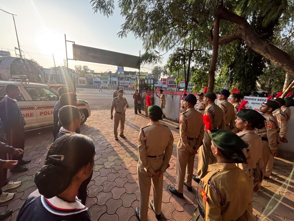 इंदौर में एनसीसी कैडेट्स ने संभाली ट्रैफिक व्यवस्था, चालकों को सिखाया अनुशासन 1 c5b772d6 b2d9 4fb3 92b7 474c0f0e0199