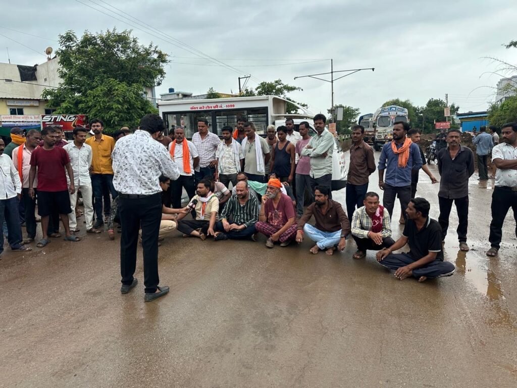 सड़क निर्माण में सुरक्षा व्यवस्था को लेकर शिवसेना का चक्काजाम, डॉ. आनंद मल्होत्रा के नेतृत्व में उठी आवाज 1 e00b21a1 a7de 461e af94 29a4552f5fbc