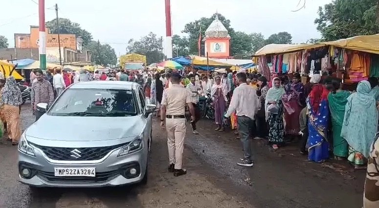 बिजली गुल, नेटवर्क गायब… आखिर सड़क पर फूटा ग्रामीणों का गुस्सा 1 f1a83e81 ebb5 45d8 ac45 f234da09bb83