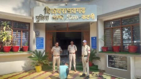 विजयराघवगढ़ पुलिस को देखते ही सड़क पर फेंकी शराब, बाइक छोड़ भागा तस्कर f36b3d4e f4c2 477a a04f 68756dceb728