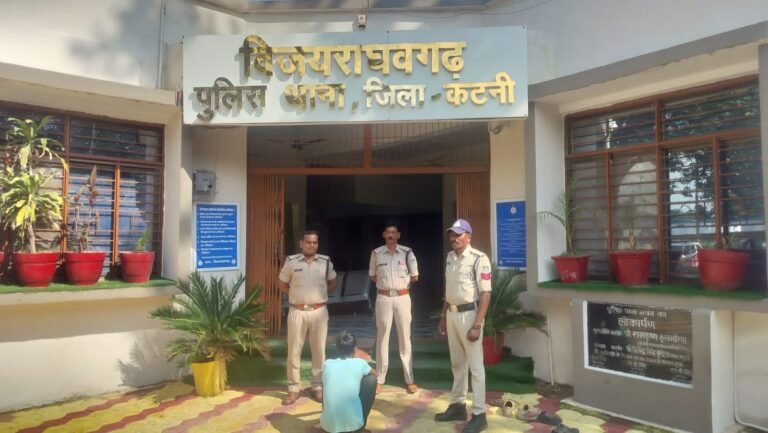 विजयराघवगढ़ पुलिस को देखते ही सड़क पर फेंकी शराब, बाइक छोड़ भागा तस्कर f36b3d4e f4c2 477a a04f 68756dceb728