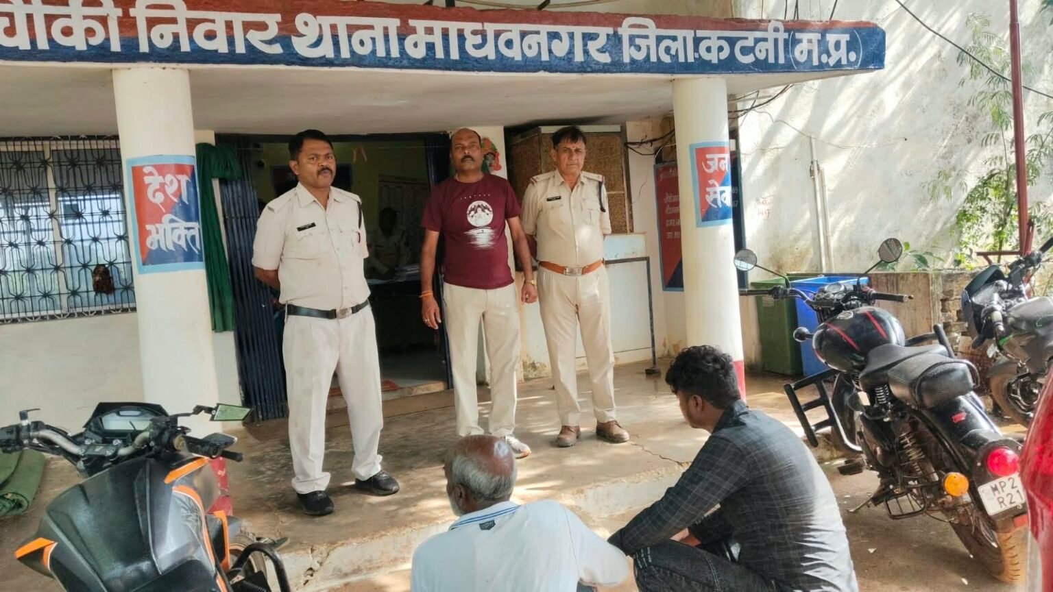 चौकी निवार थाना माधवनगर पुलिस द्वारा ग्राम निवार में उपद्रव करने वालों को गिरफ्तार कर माननीय न्यायलय पेश किया भेजा जेल । f4057615 7b6f 4889 9530 71a66b591dd6