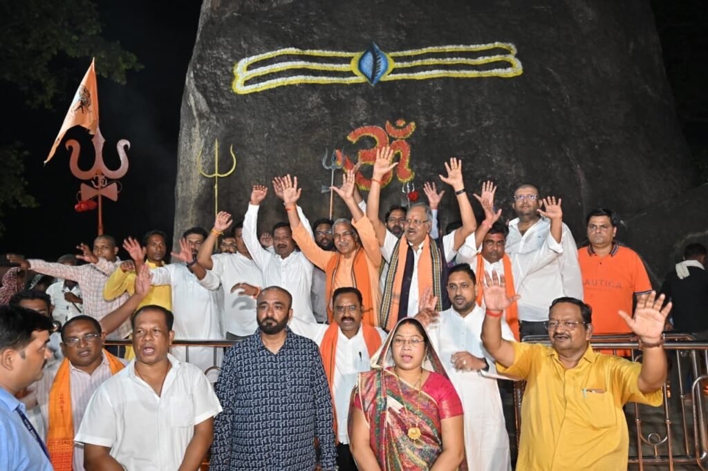 25 हजार दीपों से जगमगाया भूतेश्वरनाथ धाम, ‘आशीर्वाद का दीया’ में उमड़ी जनभागीदारी 2 f44833e0 3936 4d23 b675 09776b5371f3
