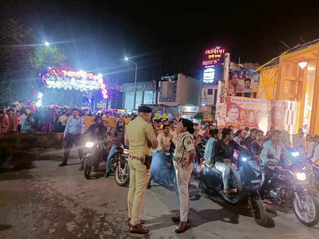 गणेश उत्सव में पुरानी बस्ती थाना प्रभारी विनय सिंह बघेल दल-बल के साथ मुस्तैद, लाखे नगर में संभाली व्यवस्था 3 f9a3bf42 6b46 4099 9424 c6886e67baab