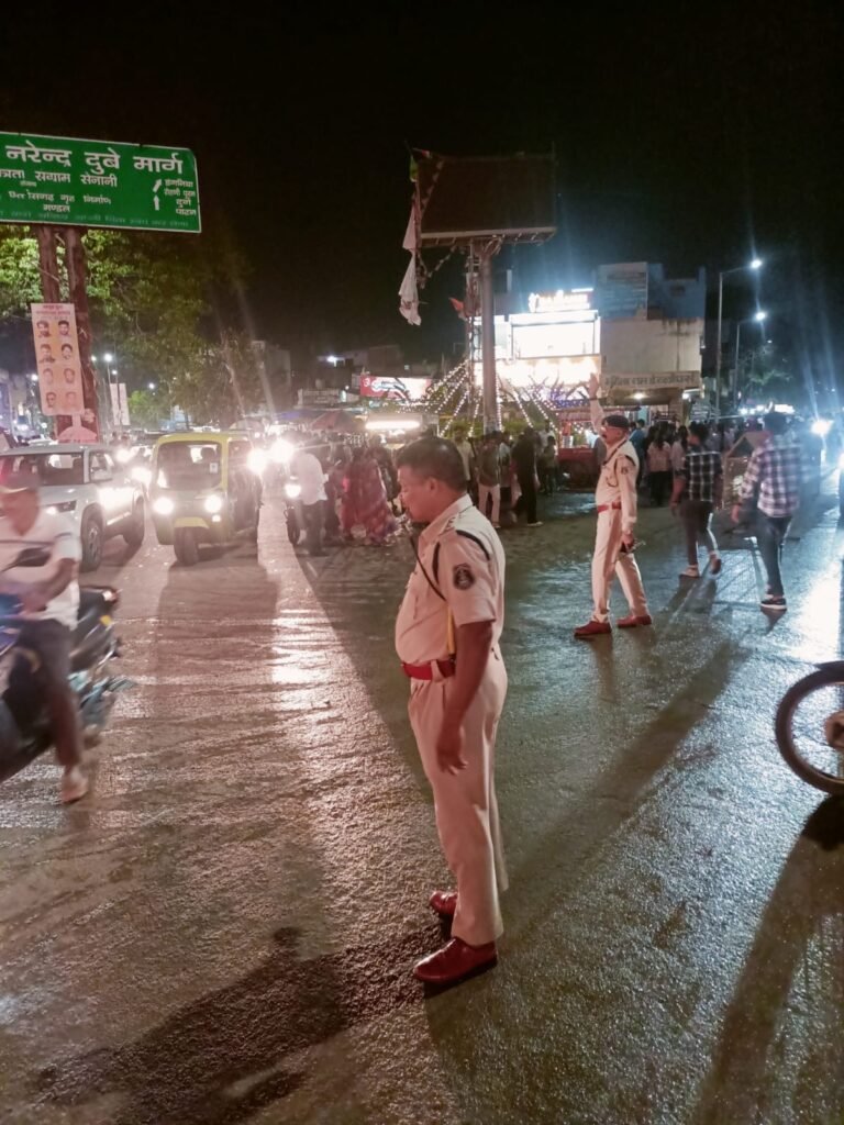 गणेश उत्सव में पुरानी बस्ती थाना प्रभारी विनय सिंह बघेल दल-बल के साथ मुस्तैद, लाखे नगर में संभाली व्यवस्था 2 fc8f33c6 a01e 4a21 aaf1 bf2c811cb723