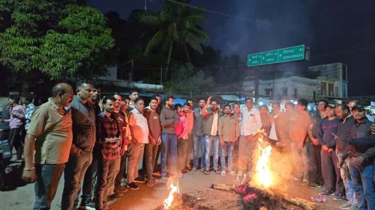 दमुआ नगर में खड़गे की टिप्पणी पर बवाल, बीजेपी युवा मोर्चा ने फूंका पुतला 03d35a08 183a 4414 825e a186a3946c86
